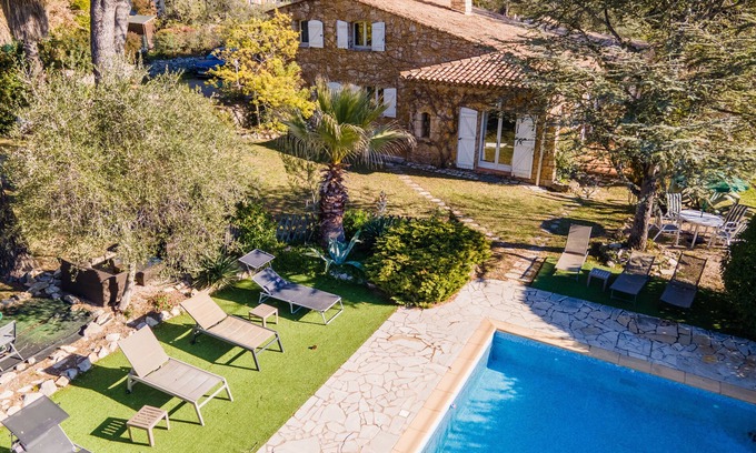 Bagnols-en-Foret House | Bastide en Pierres, Piscine, Jeux de Pétanque, Parking Privé, Portail Électrique