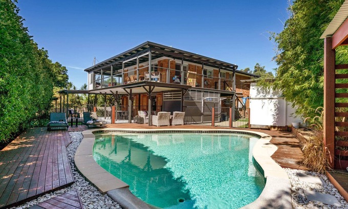 Battery Hill House | Battery Hill Pet-Friendly Poolside Paradise