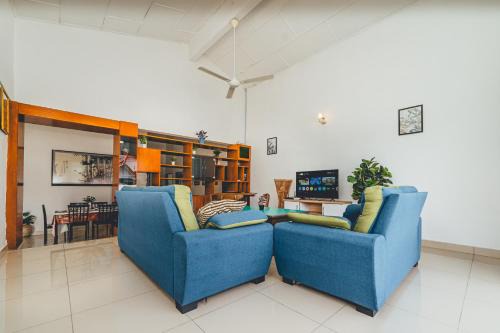 Batu Pahat Villa | Batu Pahat w Pool table & Karaoke Villa 4BR16pax by Our Stay