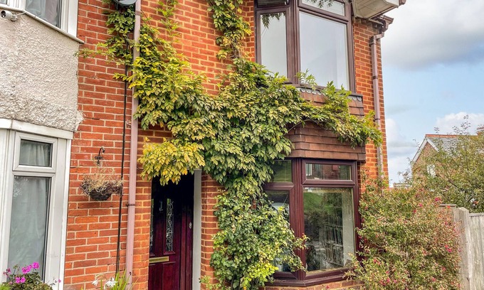 Swanage House | BAY VIEW, country holiday cottage, with a garden in Swanage