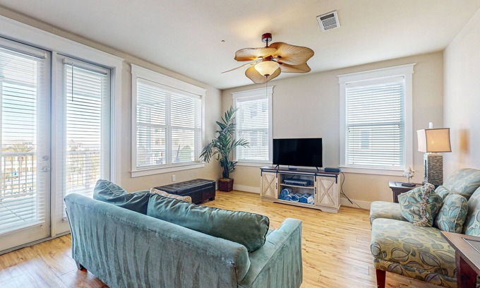Galveston Condo | Bayfront condo with scenic views, pool & hot tub - near the beach