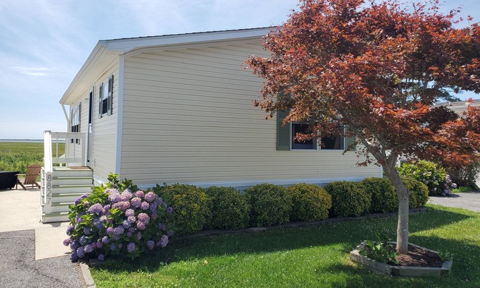 Berlin House | Bayfront cottage offers amazing views of the water and Assateague Island