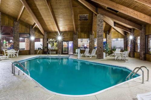 Hillview Hotel | Baymont by Wyndham Louisville South I 65
