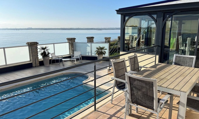 Plouneour-Brignogan-Plages Villa | Beach mansion directly by the sea + pirvat pool - stone´s throw enter the beach