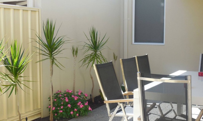 Innaloo Villa | Beach and shops at Karrinyup close to Perth