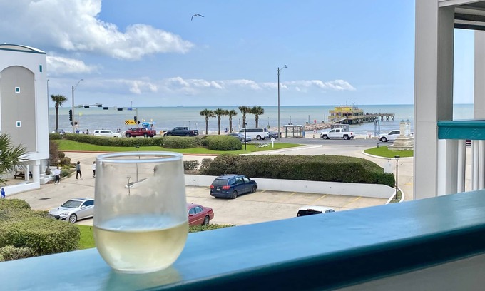 Galveston Condo | Beach Chair Service Incl ☀️ Beach Shack
