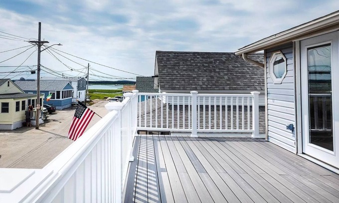 Hampton Condo | Beach Condo with a view! 3-bedroom with balcony porch!