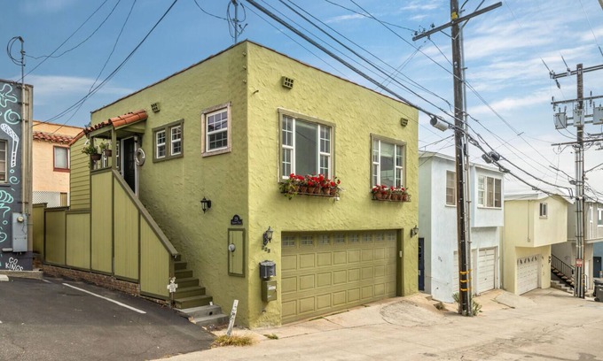 The Strand House | Beach Cottage, ocean view, walk to beach and downtown