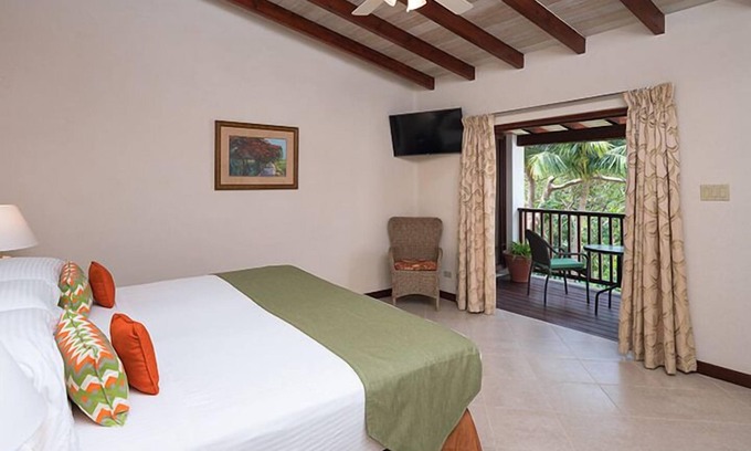 Maynards Hotel | Beach Escape! Close to Heywoods Beach and Godings Bay Beach! Outdoor Pool!
