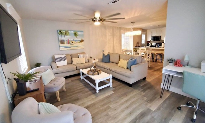 Summer Breeze House | BEACH FEVER in Horizon South - 2 BR, 2.5 bath, sleeps 8 - 5 min walk to beach!