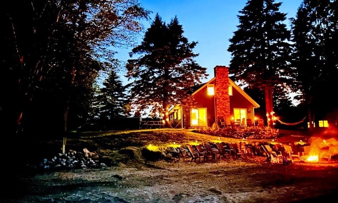 Port Hope House | Beach front house ποΈ 3 BDR each with a King π 10 Minutes to Port Austin π
!