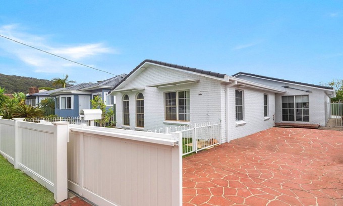 Ettalong Beach House | Beach House @ Ettalong - Pet Friendly