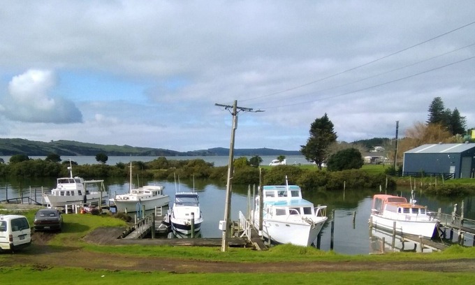 Tinopai Cottage | Beach house getaway for the Family. 2 minutes away from water's edge.