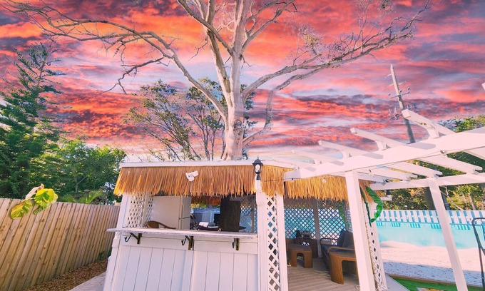Seminole House | Beach Paradise for Groups! Huge Heated Pool, Spa, Amenities!