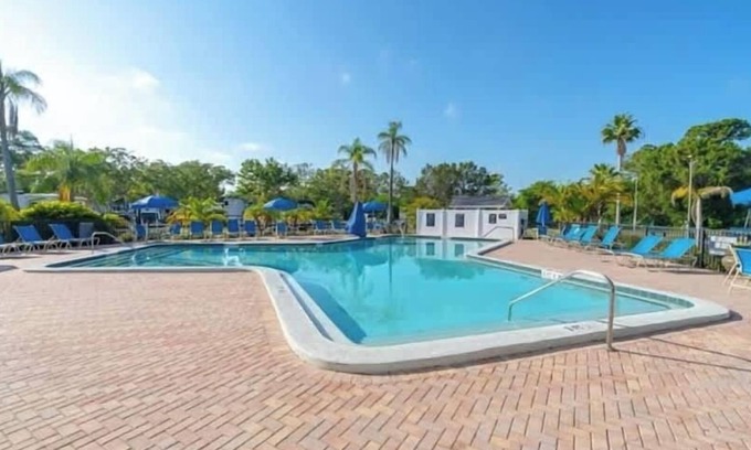 Ozona House | Beach Stay w/pool, bicycle, walkable community