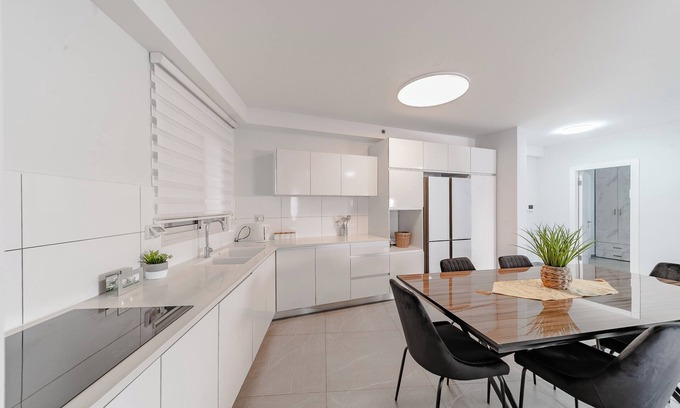 Ashkelon House | Beach vicinity, shopping G-level, parking. Near playground. Shabbat elevatorn