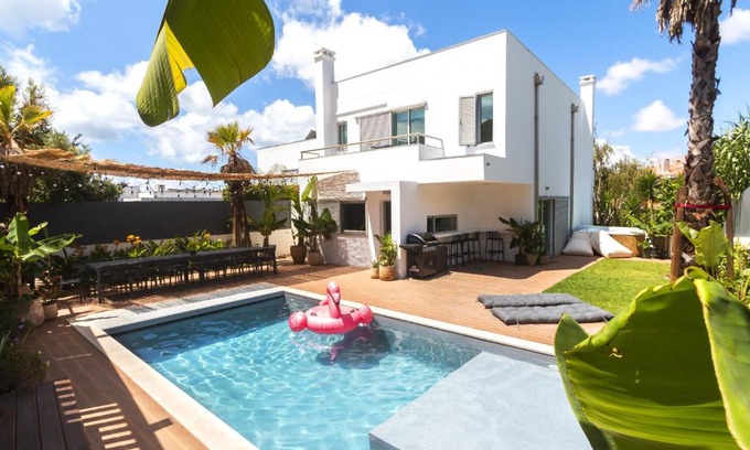 Paco De Arcos Villa | Beach Villa - 16min to Downtown - 30 PPL