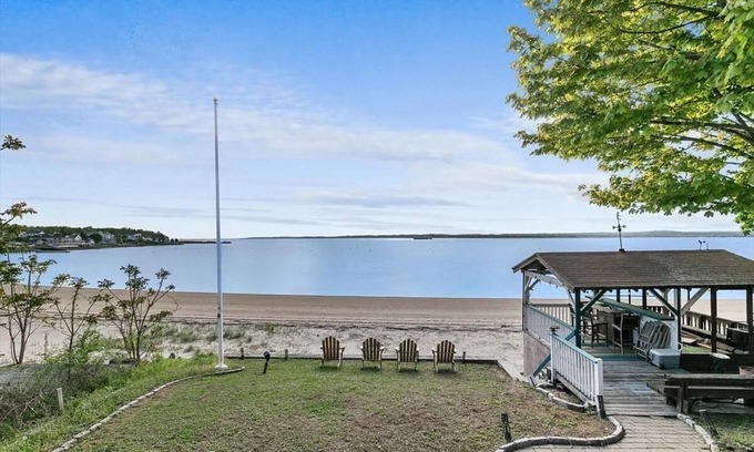 East Shore Apartment | Beachfront Apartment- 10 min from Downtown
