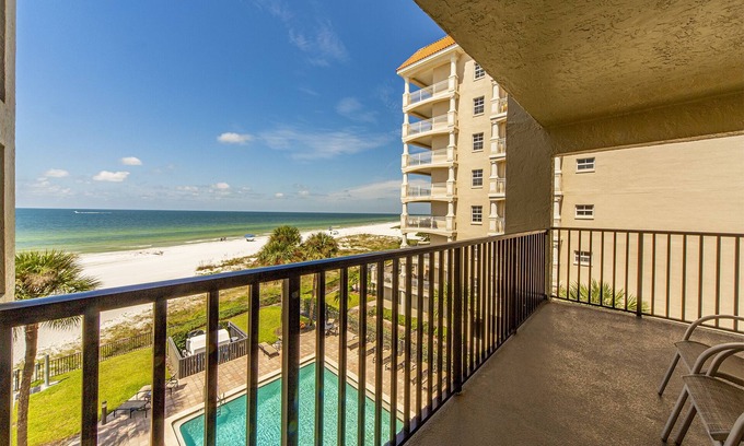 Redington Shores Condo | Beachfront Balcony Views - 2b 2b - The Shores #403