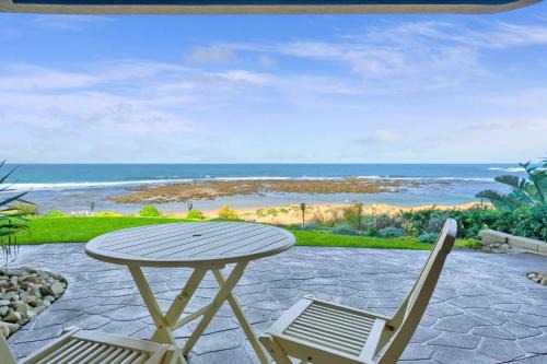 Blue Bay Apartment | Beachfront Bliss for Two l Nova Escapes