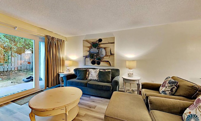 Fort Walton Beach Condo | 🌅Beachfront Building-Walk2Beach-Pool+HotTub-Sea Oats 111🌅