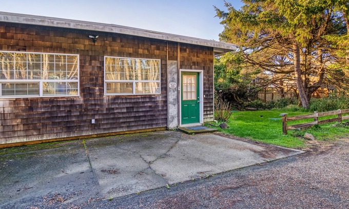 Tillicum Beach House | Beachfront Charmer - Ocean Front