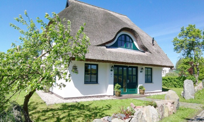 Neuendorf House | Beachfront idyll by the sea, private bathing area, beach chair - Gutshof Ostseeblick