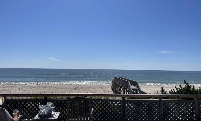 Davis Park House | Beachfront Paradise with private walk to beach