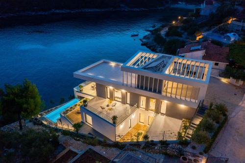 Vinisce Villa | Beachfront Villa Extravaganza with Infinity Pool