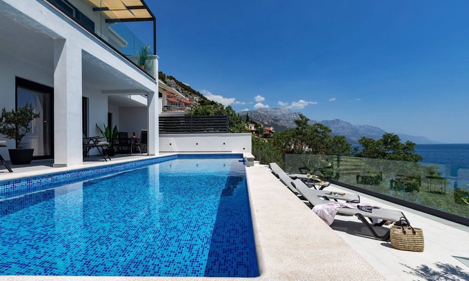 Pisak Villa | Beachfront Villa Immortelle with Pool