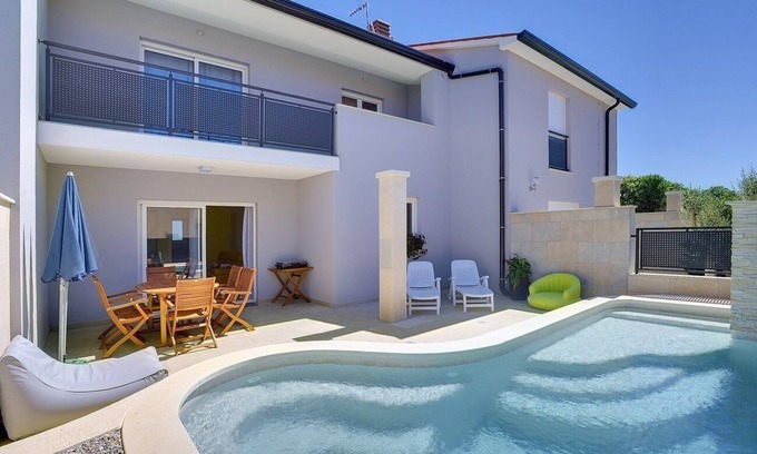 Banjole House | Beachfront villa with private pool and air conditioning, wifi, terrace, barbecue - ideal for a perfect family vacation.