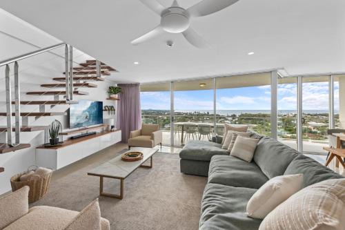 Kings Beach Apartment | Beachside Penthouse w Private Rooftop & Oceanviews