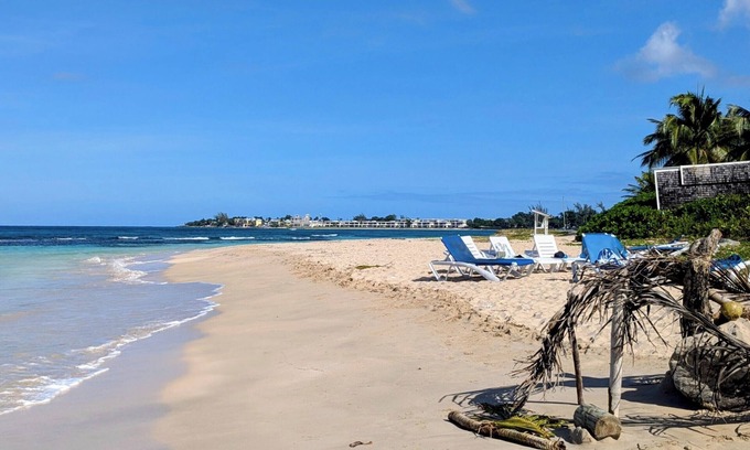 Runaway Bay Apartment | Beachside Townhouse Condo