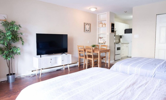 Harrison Hot Springs Apartment | Beachy 2 Bed Studio Suite, Balcony and 4 Min to Lake