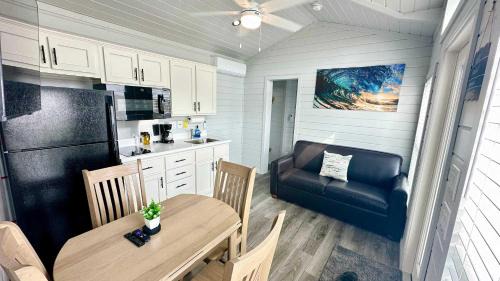 Crystal Beach House | Beachy Getaway- Comfy Beds & Common Space for Groups