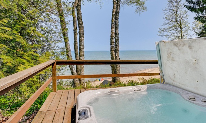 Forestville Cottage | Beachy Palms Cottage on Lake Huron w/Hot Tub!