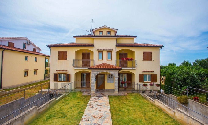 Porec Apartment | Beakovic with Garden