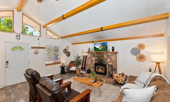 Big Bear City Ski Chalet | Bear Cub Cottage in Big Bear w/HotTub & Firepit