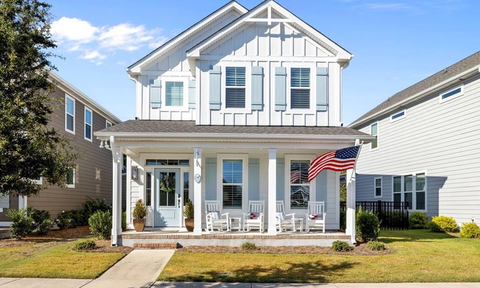 Morehead City House | Beaucoast Stunner with 4 Bedrooms and Great Neighborhood Amenities
