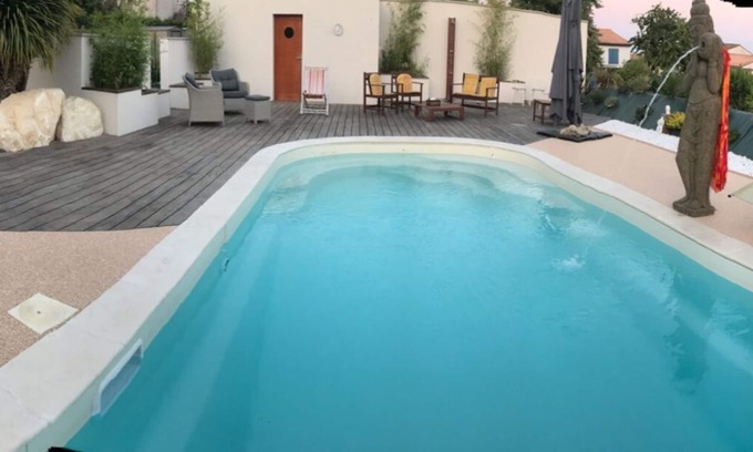 Saint-Georges-des-Coteaux House | Beautiful room with heated pool and shared SPA.Shared bathroom.