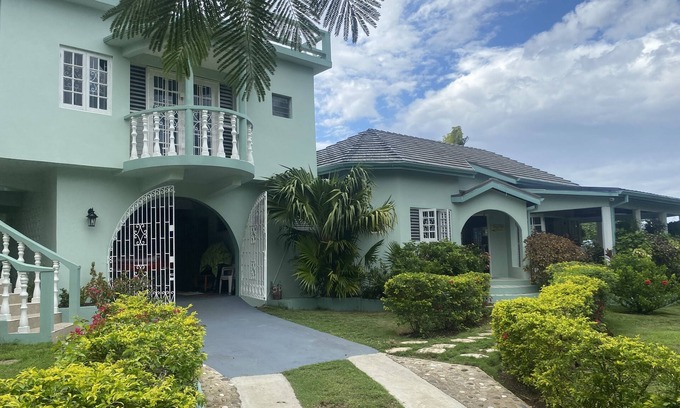 Runaway Bay Villa | Beautiful Lush Property! Great for couples or singles!