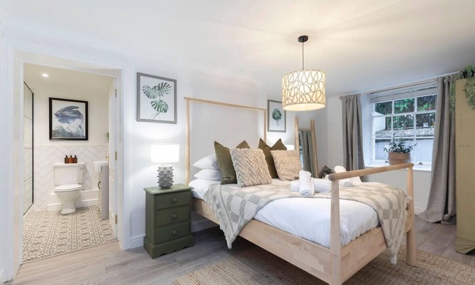Cheltenham Apartment | Beautiful 2-Bed 2 Bath Regency Flat with Parking