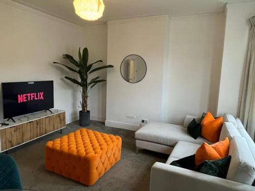 Thurlow Park Apartment | Beautiful 2 Bed Centrally Located Flat Close to 3 Stations