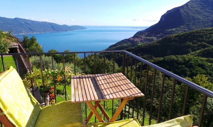 Gardola Apartment | Beautiful 2 z. Whng. with stunning lake and mountain views with garden