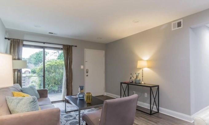 West Springfield Condo | Beautiful 2BR/1BA Renovated Condo near DC w/pool