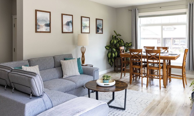 Revelstoke House | Beautiful 3 Bedroom House w/Hot Tub, Sauna & Private Yard - 2 Minutes to RMR