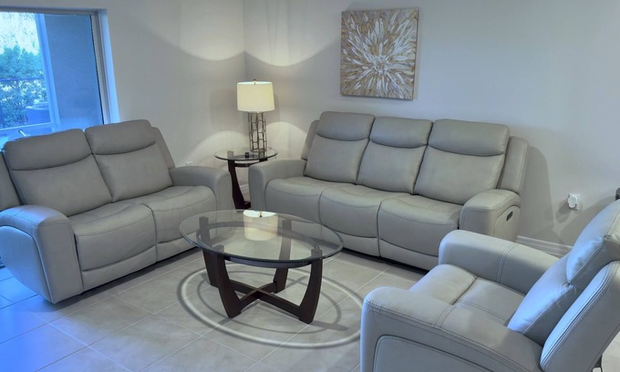 Naples House | BEAUTIFUL 3BD 2.5BA TOWNHOME, PRESERVE VIEW, POOL, GYM.