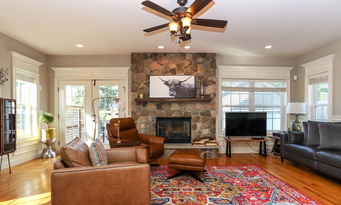 Beacon House | Beautiful 4 bd 4bth Beacon House with Hot Tub close to town and hiking trails...