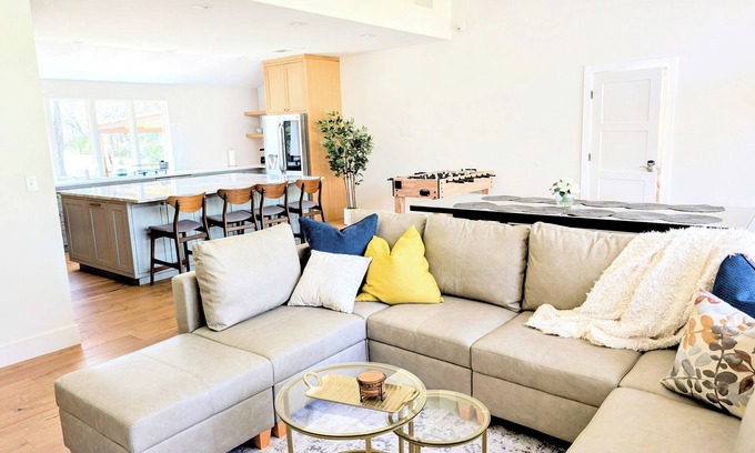 East Oak Hill House | Beautiful 4-bedroom home - near Barton Springs, Downtown, SoCo, Rainey St