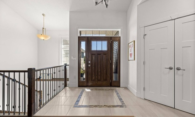 Olds House | Beautiful 5 bedroom home in Central Albertan45 minutes from YYC